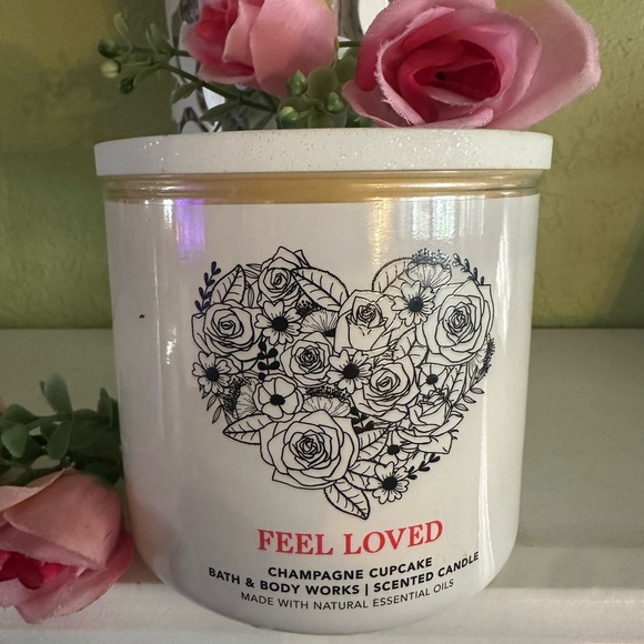Feel Loved Scented Candle - White with Red Hearts ♥️ - Picture 2 of 6